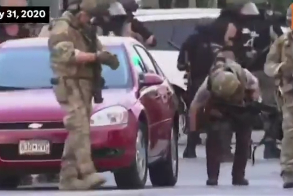 شاهد.. الشرطة الامريكية تقوم بتمزيق إطارات سيارات المراسلين في مينيابوليس