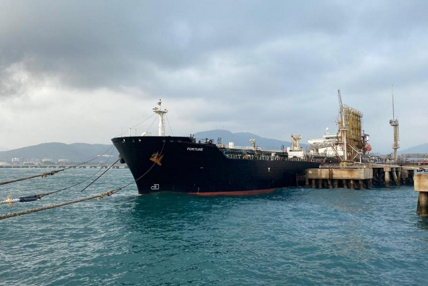 كاسرة الحظر الأمريكي.. السفينة الايرانية المحملة بالمواد الغذائية تصل الى فنزويلا