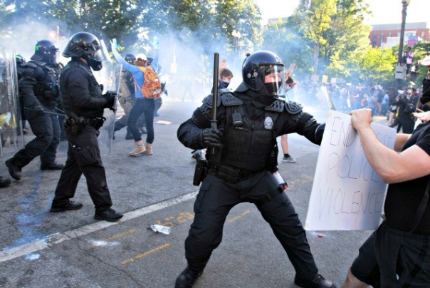 أمريكا.. المحتجون يطالبون بإقالة شرطي برّر صفع المتظاهرين