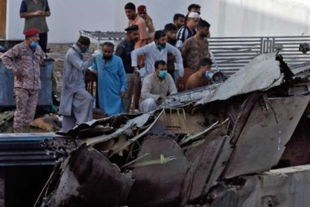 كورونا سبب تحطم الطائرة الباكستانية التي أودت بحياة 97 شخصا