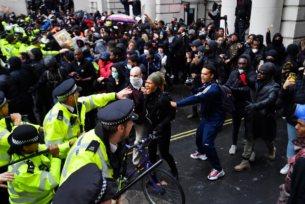 العفو الدولية: الشرطة في أوروبا مارست العنف والعنصرية خلال الحجر الصحي