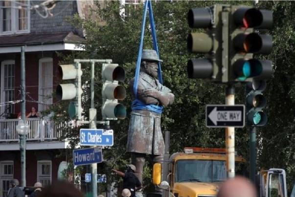 محتجون في بالتيمور يدمرون تمثال كولومبوس