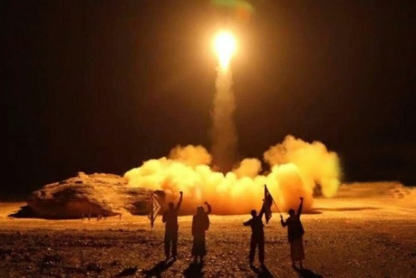 ارتش یمن: تأسیسات نفتی و پایگاه‌های نظامی سعودی را با موشک‌ بالستیک و پهپاد هدف قرار دادیم