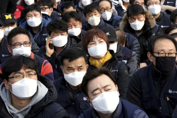 كورونا يحيّر حكومات العالم بشأن عودة الحياة الى طبيعتها