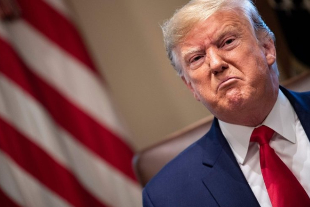 ترامب يعاود بث معلومات مضللة ونظريات مؤامرة بشأن كورونا