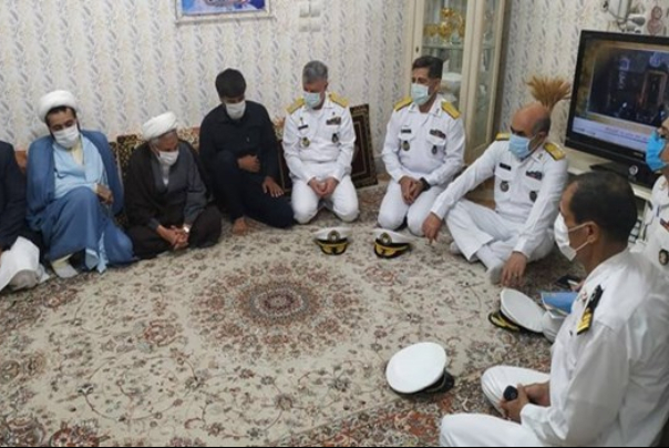 قائد القوة البحرية الايرانية يزور أسر شهداء حادث كُنارك