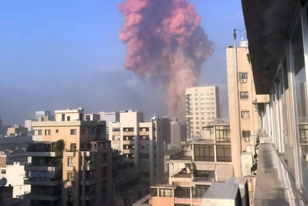 انفجار ضخم يهز بيروت.. مئات الضحايا وإعلان العاصمة منطقة منكوبة (فيديو)