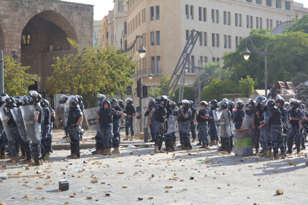يوم عصيب على لبنان بعد نكبته.. شغب واعتداءات واقتحام وزارات لتدمير وثائق حكومية