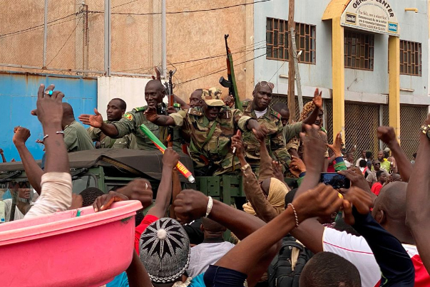 مالي.. الرئيس يستقيل بعد "الانقلاب" وأفريقيا تغلق الحدود وتدعو لمعاقبة الانقلابين