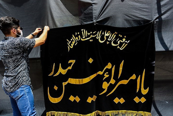 السواد يخيم على المدن الايرانية لإحياء مراسيم عاشوراء