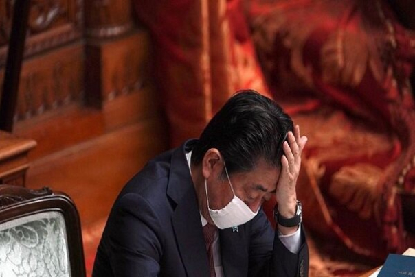 نخست‌وزیر ژاپن استعفا داد/ حزب‌حاکم پذیرفت