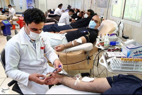 الشعب الإيراني يبادر ويتبرع بالدم بمناسبة ذكرى عاشوراء