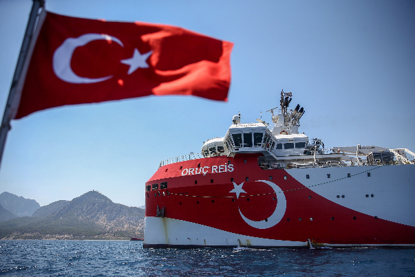 الاتحاد الأوروبي يضع تركيا أمام خيارين.. امتيازات لإنهاء التوتر شرق المتوسط أو العقوبات