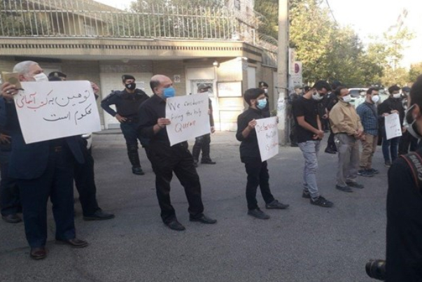 تجمع الطلبة والمواطنين امام السفارة السويدية بطهران احتجاجا على انتهاك القرآن