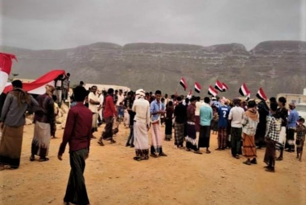 الاحتلال الاسرائيلي في سقطرى بمساعدة إماراتية.. القبائل تخرج باحتجاجات رافضة