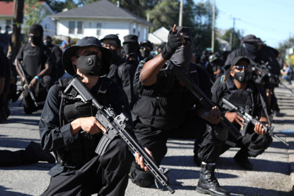 بوادر الحرب الاهلية بأميركا تلوح في الافق .. ميليشيات تستعرض قوتها بولاية كنتاكي (صور)