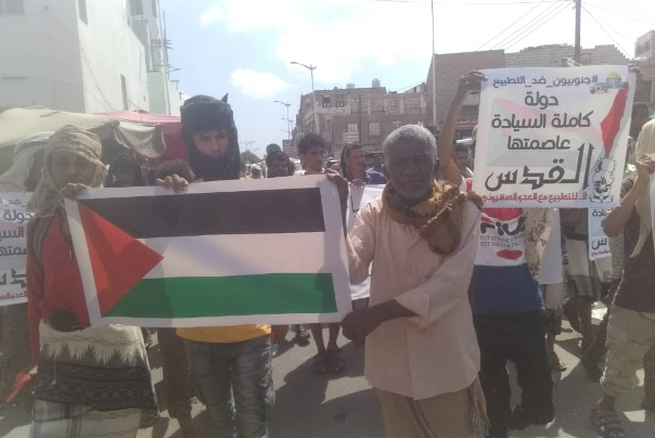 خروج مظاهرات في زنجبار بأبين رفضاً للتواجد الإسرائيلي في سقطرى