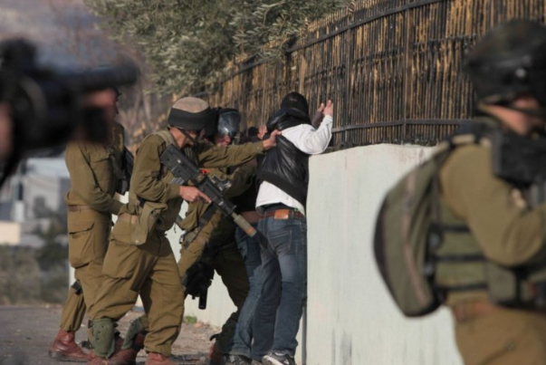 العدو الصهيوني يستمر في الاعتقالات ويعتقل قيادي في حركة الجهاد الإسلامي وعدد من الفلسطينيين