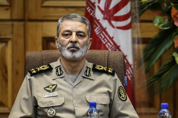 قائد الجيش الإيراني : الدفاع المقدس أشداء على الكفار ورحماء فيما بينهم