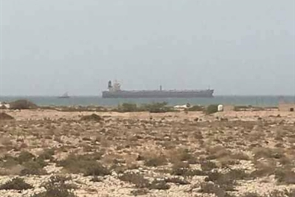 باخرة نفط تتعرض لهجوم في ميناء النشيمة اليمني