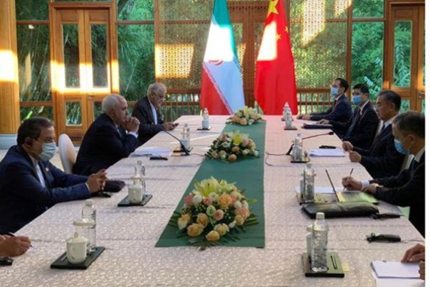 ظريف يبحث مع نظيره الصيني التعاون الثنائي والقضايا ذات الاهتمام المشترك