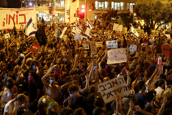 الكيان الصهيوني.. استمرار التظاهرات بالالاف ضد نتنياهو
