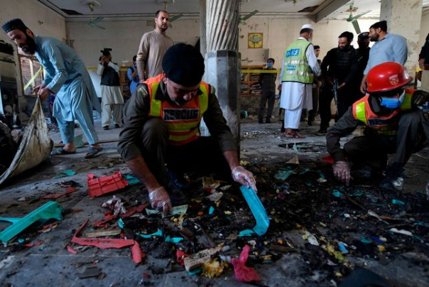 باكستان.. عشرات القتلى والجرحى بانفجار في مدرسة دينية ببيشاور