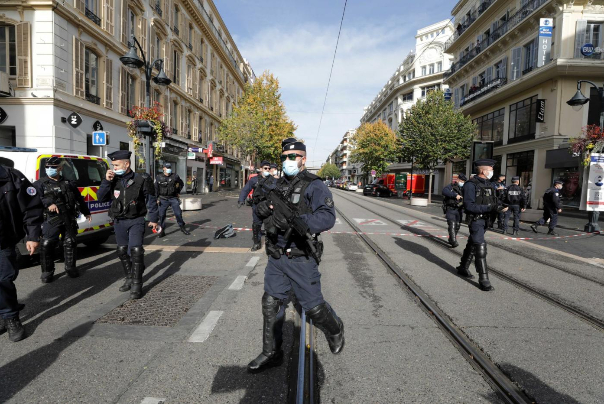 فرنسا تتعرّض لهجمات طعن على خلفية الإساءة للرسول محمد (ص)