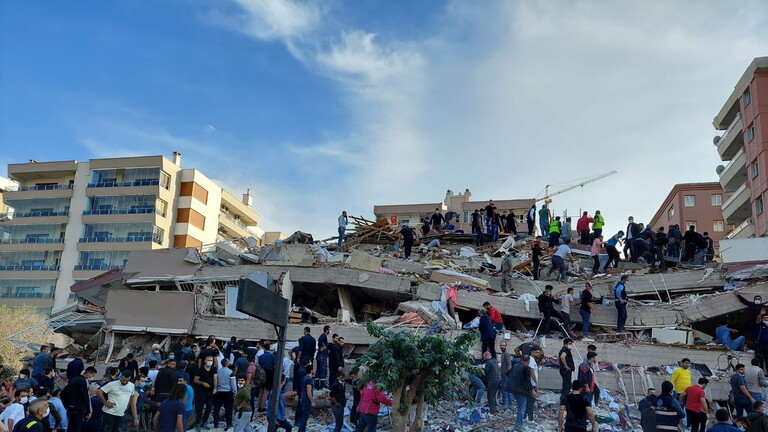 زلزال يضرب غرب تركيا ويخلّف قتلى وجرحى