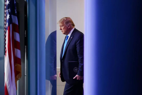 ترامب يتمسك بالسلطة ويتسبب بفوضى في العاصمة