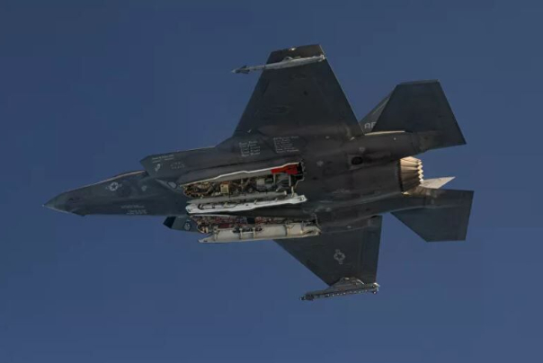 وكالة روسية: امريكا اختبرت قنبلة نووية من متن "اف-35" في صحراء نيفادا