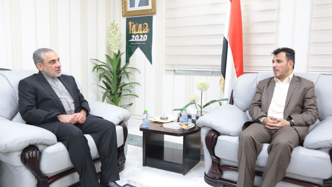 وزير يمني للسفير الإيراني: العدوان دمّر أكثر من 400 مرفق ومنشأة صحية