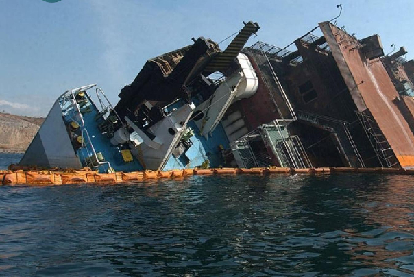 غرق سفينة شحن ايرانية قرب ميناء أم قصر جنوب العراق