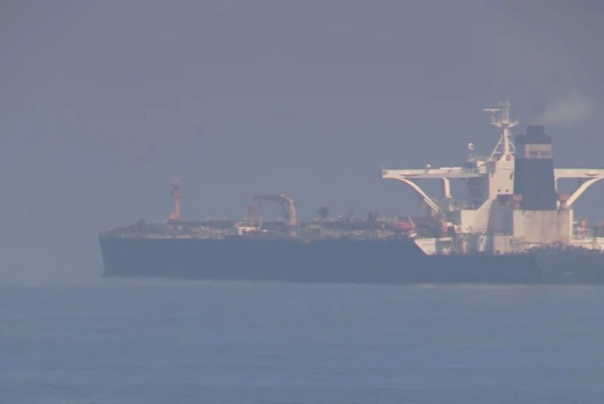 انفجار في ناقلة نفط بميناء جدة السعودي