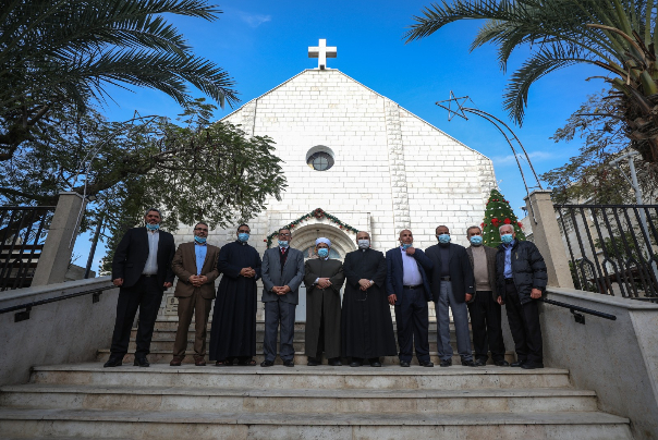 وفد من حماس يزور كنيسة دير اللاتين بغزة