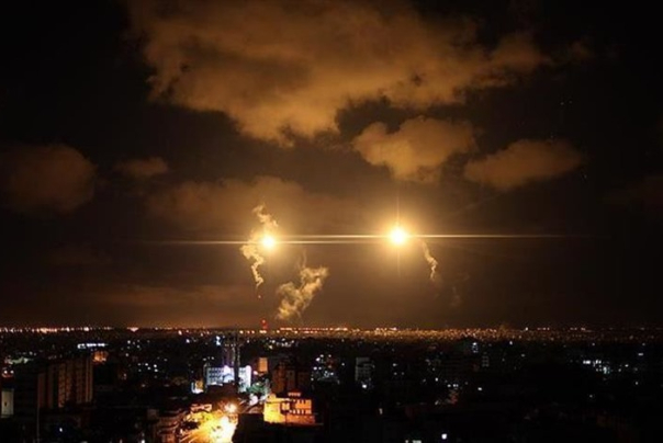 الاحتلال يشن غارات على غزة ويعلن اعتراض صاروخين