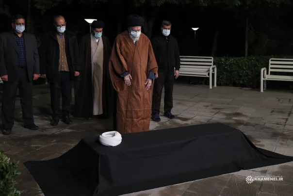 ویدئو: اقامه نماز رهبر انقلاب بر پیکر آیت‌الله مصباح یزدی در حیاط دفتر رهبری