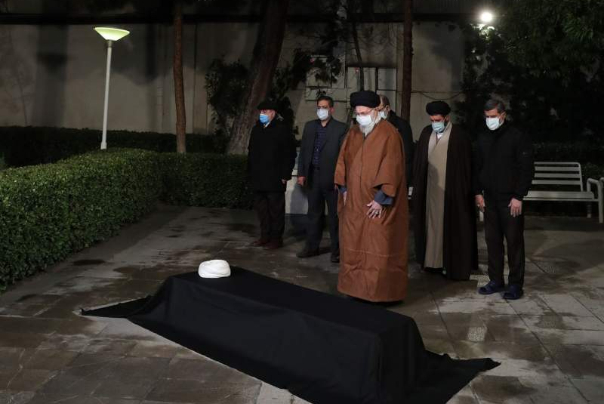 قائد الثورة يقيم الصلاة على جثمان العلامة مصباح يزدي