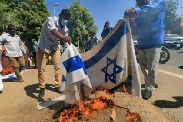הסודנים שרפו את דגל ישראל