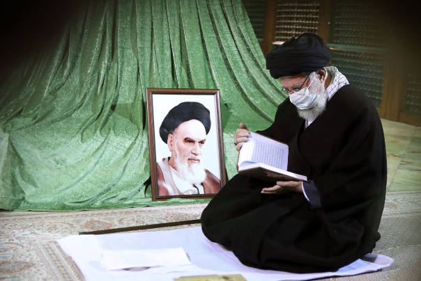 قائد الثورة يستهل عشرة الفجر بزيارة مرقد الإمام الخميني (قده)