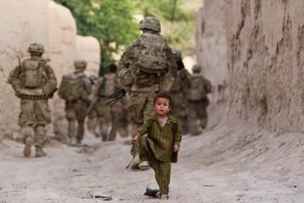 الجيش الأمريكي يستخدم الأطفال الأفغان لإزالة الألغام