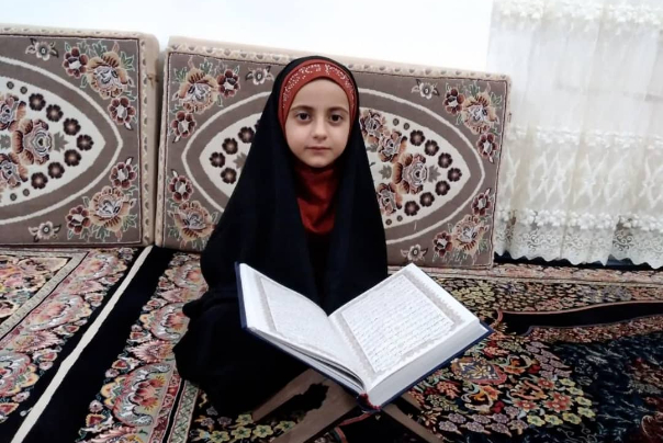 "محيا فيروزي" أصغر نابغة حافظة للقرآن الكريم في ايران