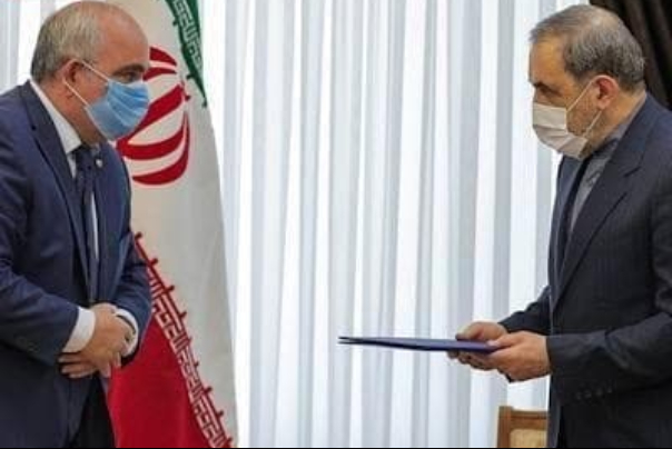 Ali Akbar Velayati receives President Putin's message to Grand Ayatollah Khamenei