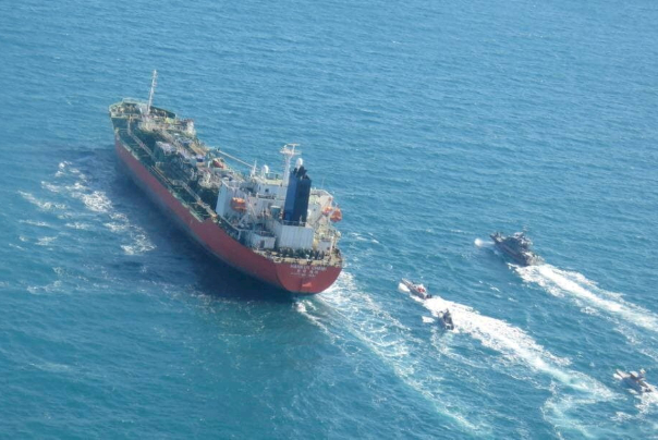 ايران تُفرج عن السفينة الكورية المحتجزة.. والخارجية تعلّق