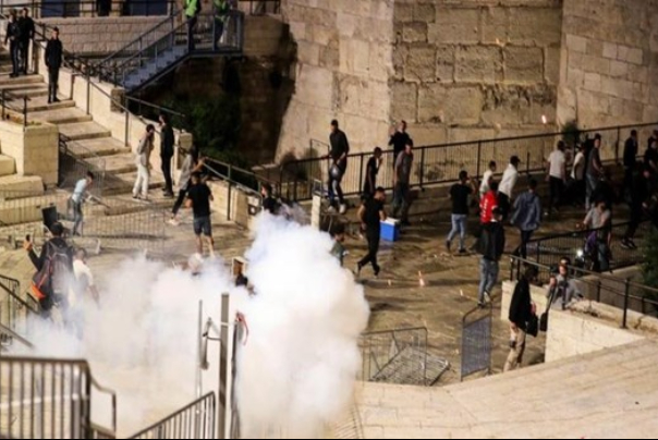 “القدس تنتفض”.. إصابة أكثر من مئة فلسطيني بمواجهات مع الاحتلال
