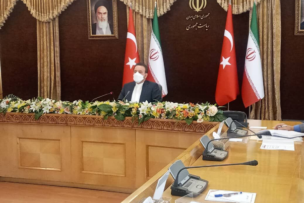 واعظي في اجتماع اقتصادي بين إيران وتركيا: الحظر وكورونا على وشك النهاية