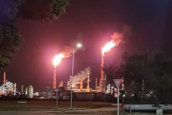 وقوع آتش‌سوزی گسترده در پالایشگاه نفت حیفا