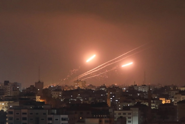 العدو يكثف غاراته على غزة وكتائب القسام تُمطر تل أبيب بصواريخ جديدة