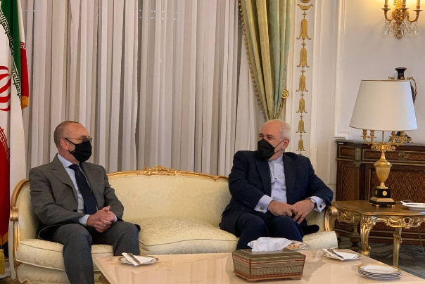 ظريف يجري مشاورات مع رئيس السياسة الخارجية بمجلس الشيوخ الايطالي