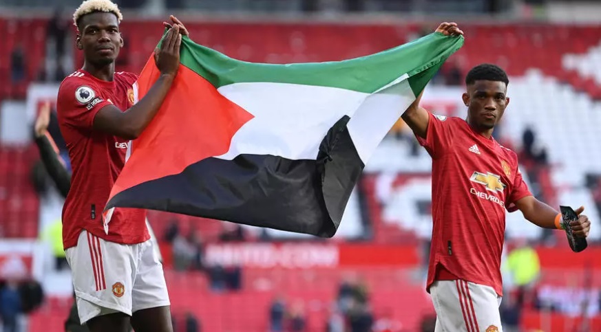 پرچم فلسطین در دستان بازیکنان منچستر یونایتد